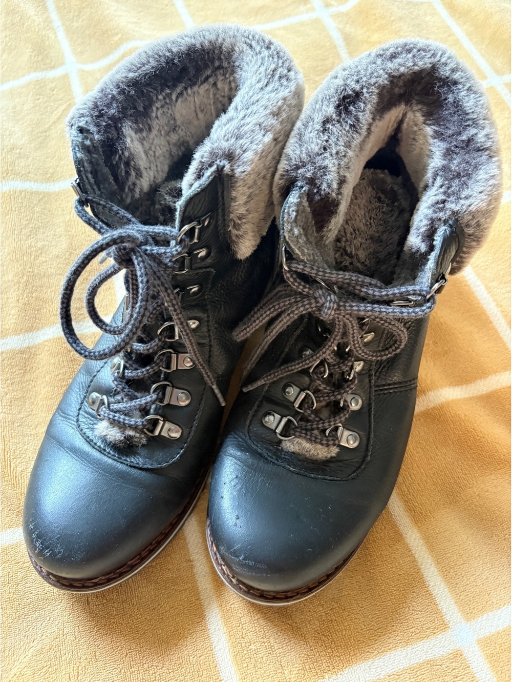 Black Leather Winter Boots with Faux Fur Lining and Lace-Up Design